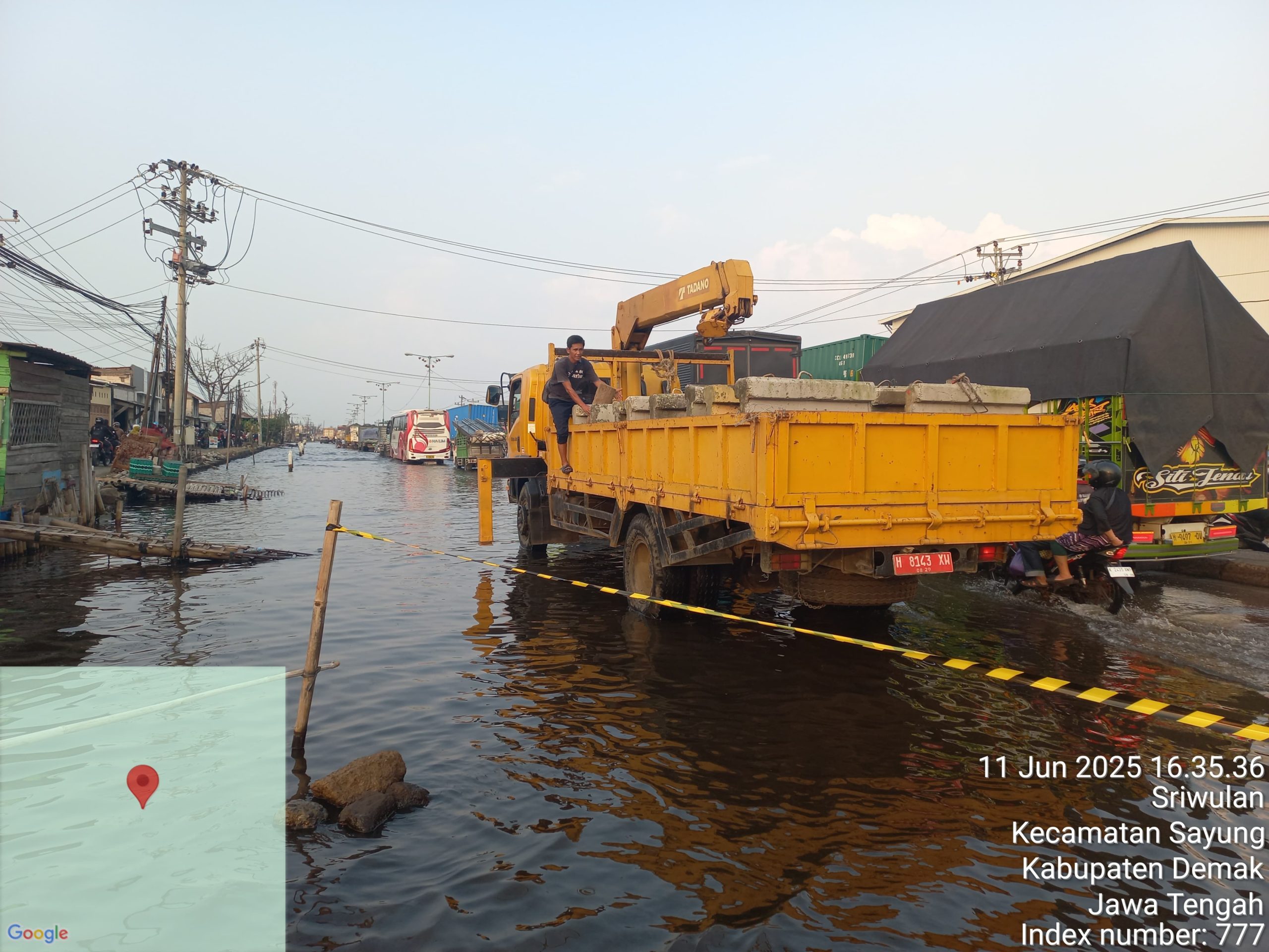 Pemasangan Barrier Pengaman Jalan Nasional Semarang – Demak Sesi I